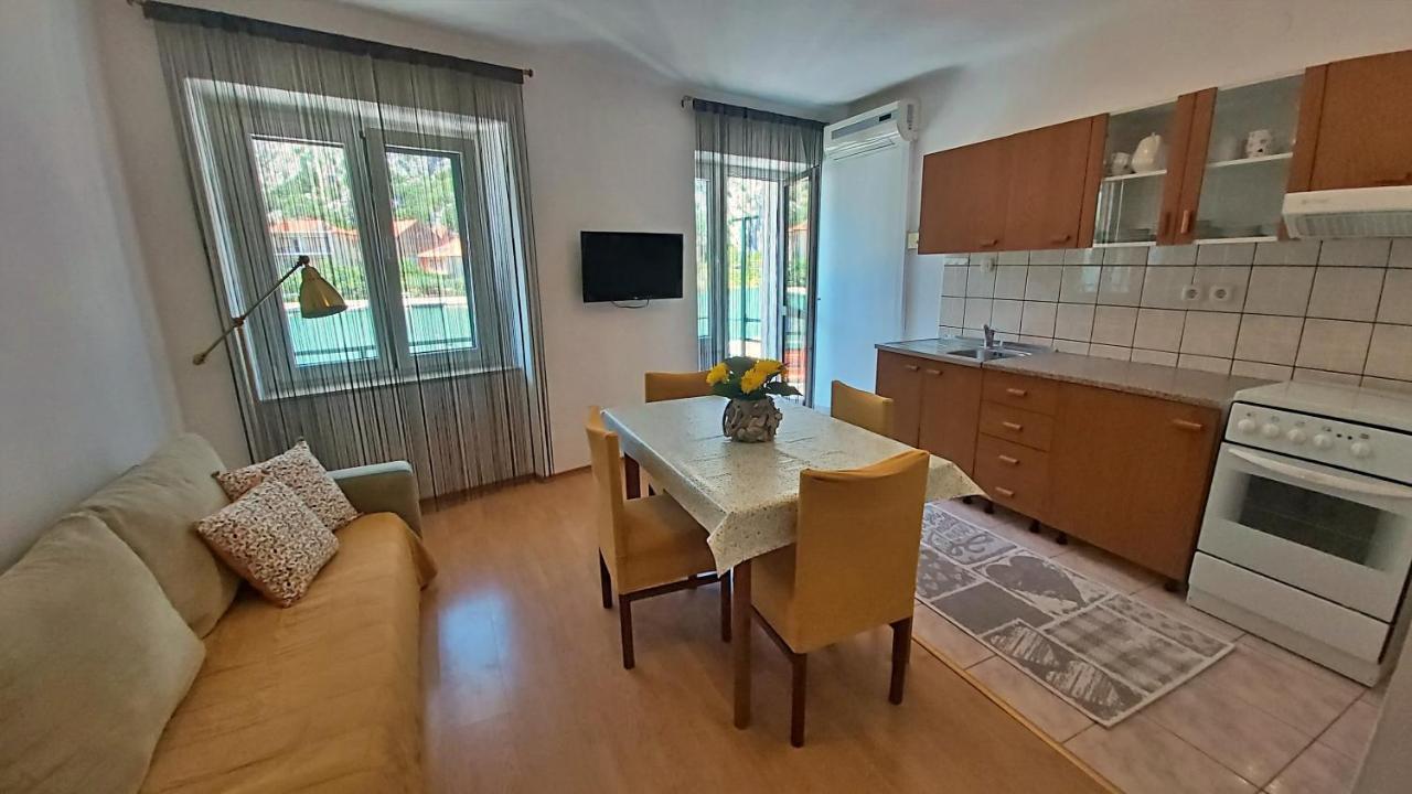 Apartment Mandic أوميس المظهر الخارجي الصورة
